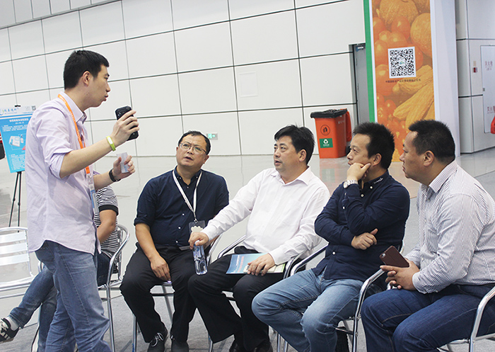 江蘇省如皋市動物衛(wèi)生監(jiān)督所魏所長認(rèn)真聆聽 