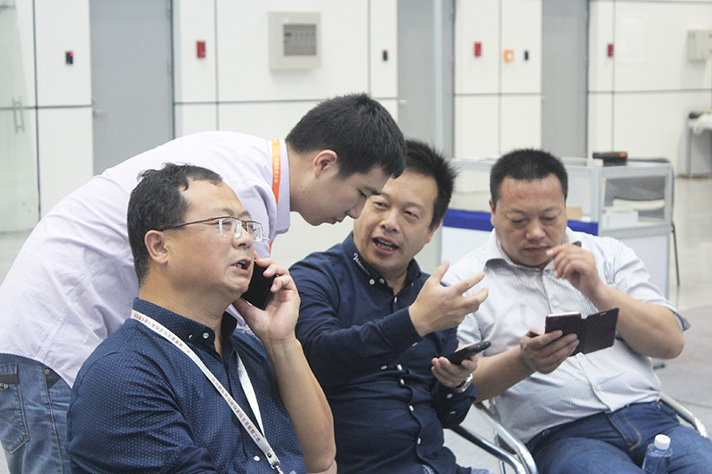 客戶與我司市場部主管進(jìn)行交流